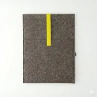 matilda k manufaktur matilda k. manufaktur Minimalistische Laptophülle aus Wollfilz 'max' mit Einsteckfach | für MacBook |Air| Pro 13|14|15|16 Zoll, Braun-yellow, – Produktbild 1 von 1