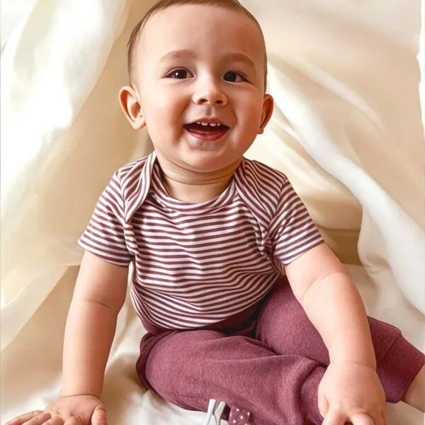 OrganicEra Baby S/S Kurzarm Bodysuit Gestreift 'OrganicEra' aus Bio-Baumwolle, Bordeaux melange (rot), – Produktbild 3 von 4