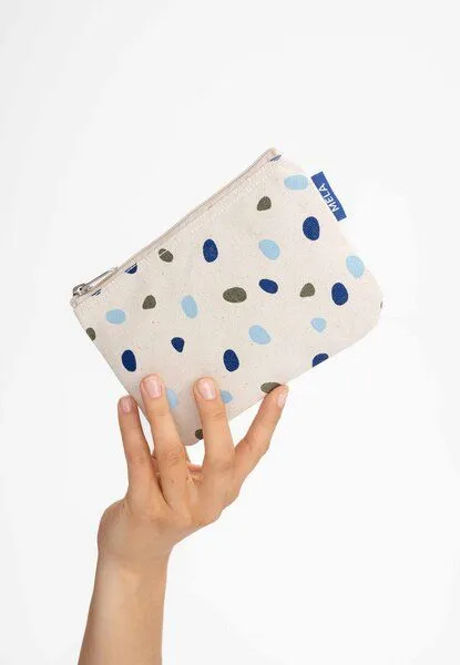 MELA Kleine Kosmetiktasche | von MELA | Fairtrade & GOTS zertifiziert, Greige / blue dots print, – Produktbild 1 von 2