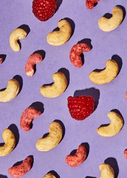 KoRo Cashewkerne mit Himbeerpulver 500 g – Produktbild 1 von 1