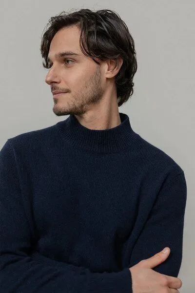 Rifò - Circular Fashion Made in Italy Rifò - Circular Fashion Made in Italy Stehkragenpullover aus recycteltem Kaschmir Modell: Clemente, Blau (blue mora), – Produktbild 2 von 4