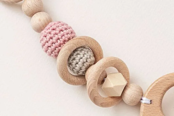 NoniKids Berlin NoniKids Berlin Kinderwagenkette Holz *Elefant* 4 Farben | Bio Baumwolle, Rosa | grau, – Produktbild 4 von 4