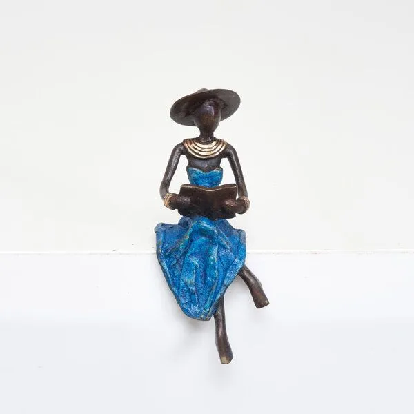 Moogoo Creative Africa Moogoo Creative Africa Bronze-Skulptur "Lesende Frau mit Hut " by Soré, Blau, – Produktbild 1 von 3