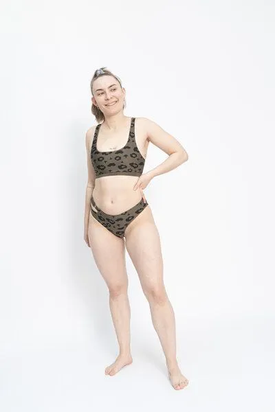 boochen boochen Bikini Slip Caparica - wendbares Surf Bikini-Unterteil - Prints, Green leopard (khaki), – Produktbild 3 von 4