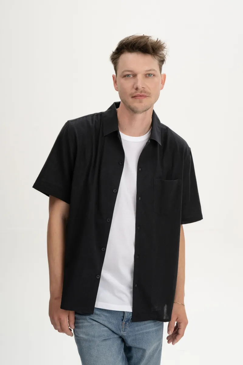 MELA MELA Herren vegan Kurzarmhemd Vivek Charcoal Schwarz, Schwarz, – Produktbild 2 von 2
