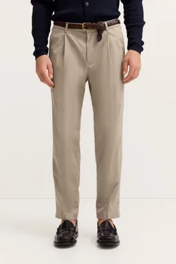 Bugatti Locker geschnittene Bundfaltenhose mit Stretchkomfort und klassischen Taschen in beige – Produktbild 1 von 1