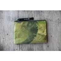 BY COPALA BY COPALA Gefütterte nachhaltige Laptop Hülle 13–14 Zoll aus Blattleder – Handgenähte vegane Laptoptasche, wasserabweisendes Laptop Case, Unikat für MacBook Air & Pro in grün – Produktbild 1 von 1