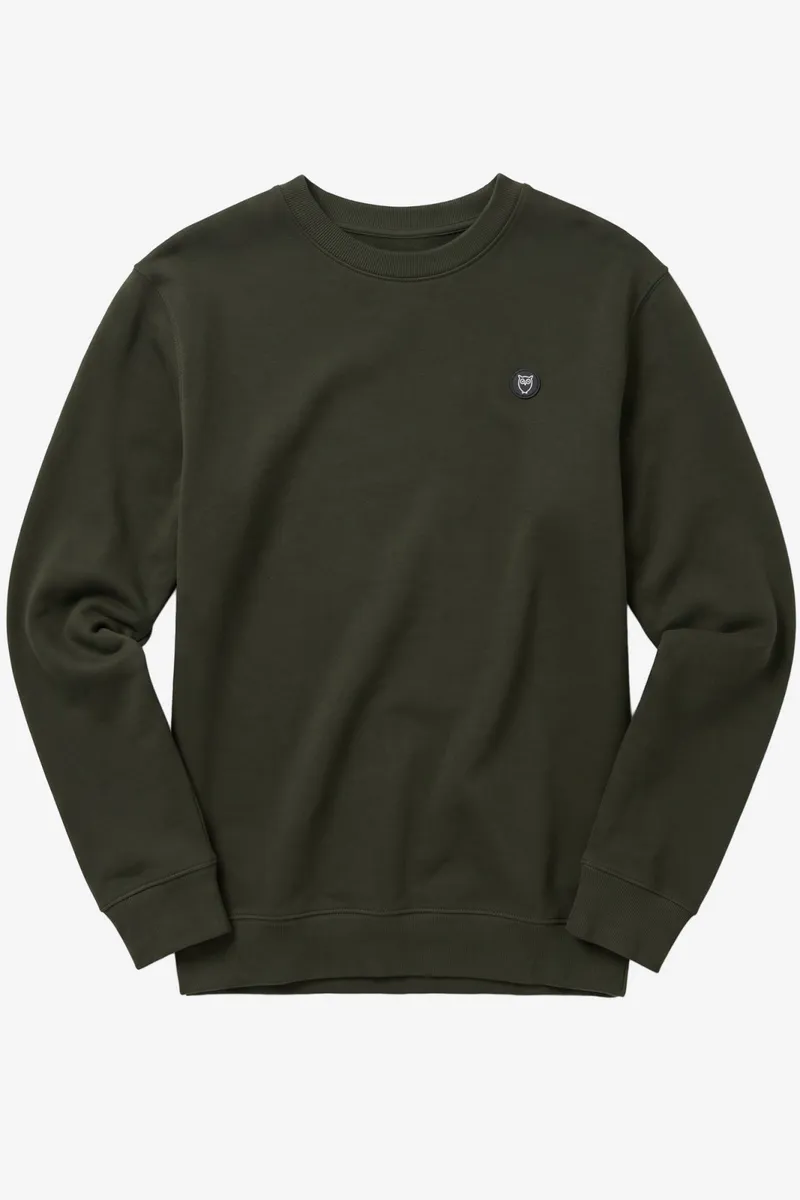 KnowledgeCotton Apparel KnowledgeCotton Apparel Herren vegan Sweatshirt Mit Aufnäher Rundhalsausschnitt, „forest“, Nachtgrün, Grün, – Produktbild 1 von 1