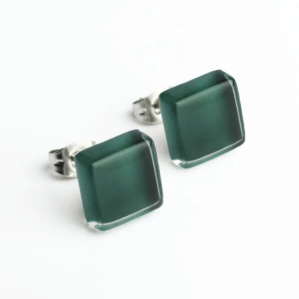 ALEXASCHA ALEXASCHA Minimalistische Ohrstecker, klein, aus Glas, Malachitgrün, – Produktbild 1 von 4