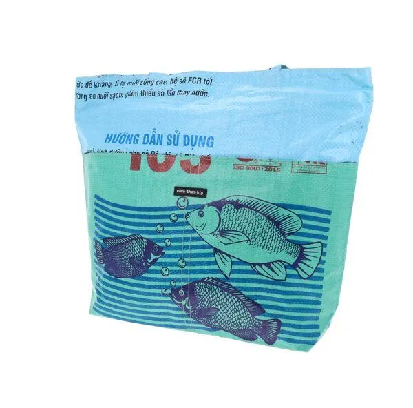 MoreThanHip MoreThanHip Reißverschluss Shopper-Tasche aus recyceltem Reis-, Tierfutter- oder Zuckersack – Moni, Fisch - grün blau, – Produktbild 2 von 4