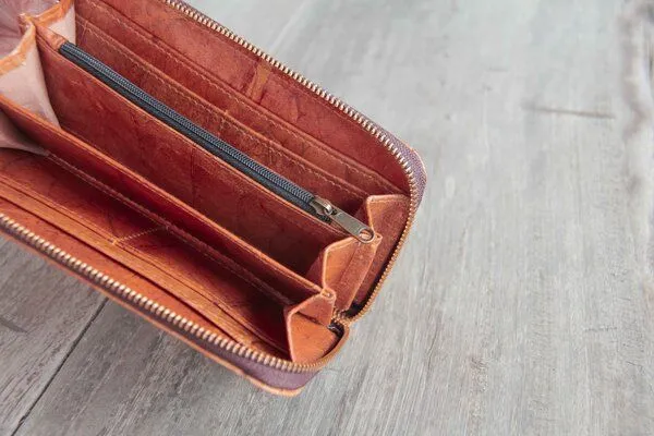BY COPALA BY COPALA Portemonnaie aus recycelten Blättern / Nachhaltige vegane Brieftasche in orange - braun – Produktbild 5 von 7