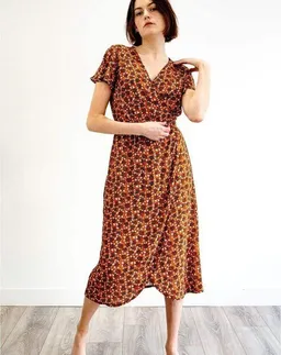 Aatise Aatise Wickelkleid Zargot Midi-Länge mit Schmetterlingsärmel – Produktbild 1 von 1
