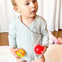 OrganicEra Baby Langarm Kimono Bodysuit, gestreift 'OrganicEra' aus Bio Baumwolle, Grün, – Produktbild 1 von 1