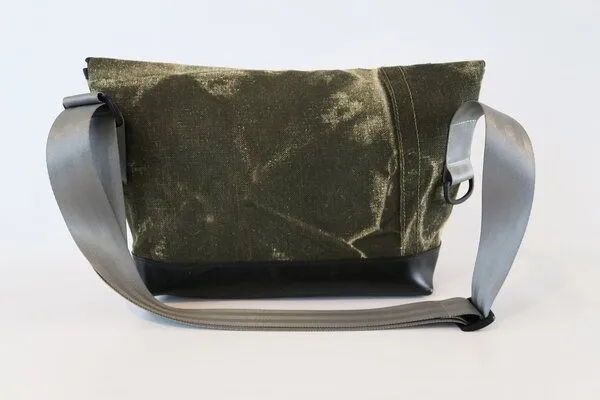 Leonca Leonca Messenger Bag Zeltleinen Oliv dunkel – Produktbild 3 von 4