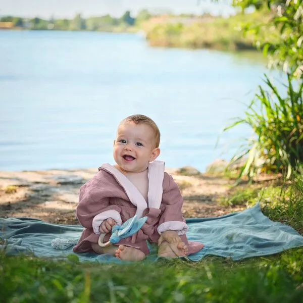 Mababu Mababu Bademantel Kinder mit Kapuze | 100% GOTS Bio-Baumwolle mit 2 Taschen und Gürtel | 1-6 Jahre | 4 Farben | Baby Bademantel, Dusty rose - pink, – Produktbild 4 von 4