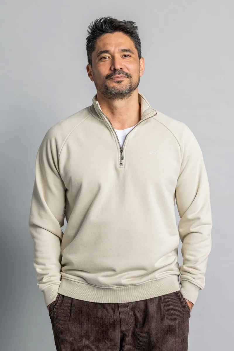 DIRTS DIRTS Herren vegan Pullover Mit Viertelreißverschluss Raglan Schnitt Cashew Beige, Beige, – Produktbild 2 von 2