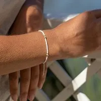 juni juni Perlenarmband "Elise" schwarz oder weiss, mit geriffelten Goldperlen aus recyceltem Gold, Weiss, – Produktbild 1 von 1