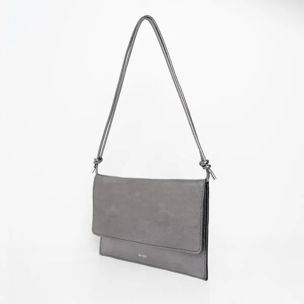 ann kurz Thin Clutch – flache Clutch aus Leder, Metallic dark silver, – Produktbild 2 von 3