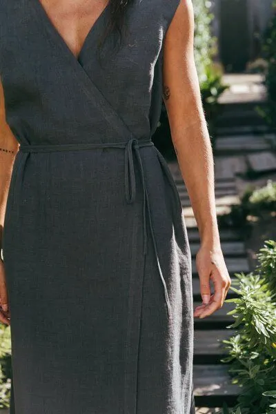 AmourLinen AmourLinen Wickelkleid aus Leinen AURORA, Charcoal (schwarz), – Produktbild 3 von 4