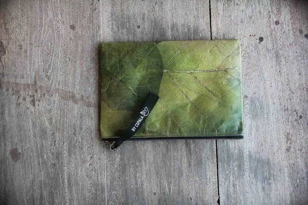 BY COPALA BY COPALA 15–16 Zoll Laptoptasche aus Teak-Blattleder in grün – Produktbild 7 von 8