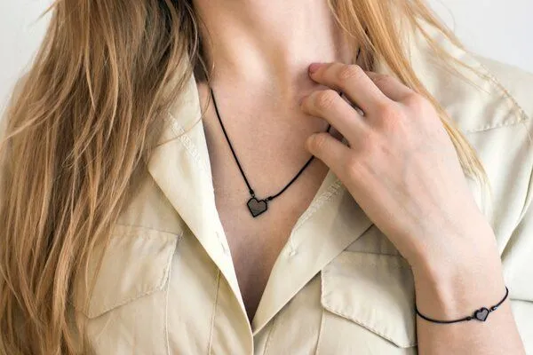 BeWooden BeWooden Kette mit Herzchen Anhänger mit Holzdetail, Apis nox, – Produktbild 4 von 4