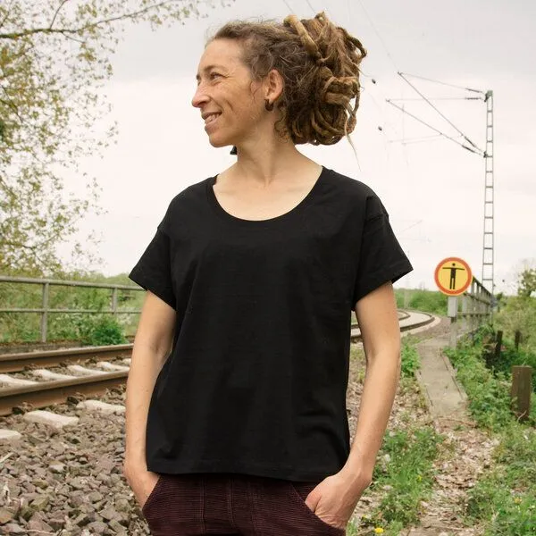 Cmig Cmig Reisekoffer T-Shirt für Damen in schwarz – Produktbild 3 von 4