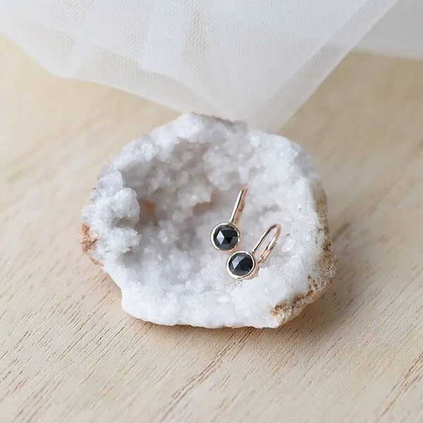 Eppi Eppi Goldene Hängeohrringe mit schwarzen Diamanten Berenice – Produktbild 3 von 4