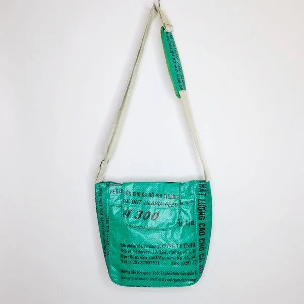 REFISHED fair fashion REFISHED fair fashion Tasche 'URBAN BAG' - upcycelte Fischfuttersäcke, #fish gruen-til, – Produktbild 1 von 2
