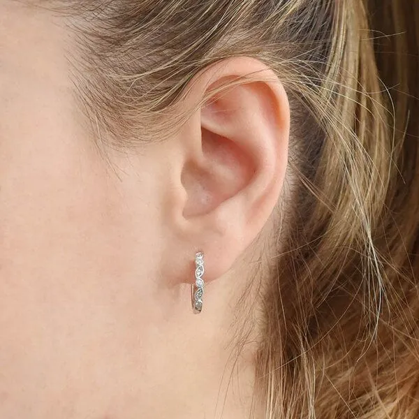 Eppi Eppi Silberne Ohrreifen mit Lab Grown Diamanten Veeti, Weiss, – Produktbild 3 von 3