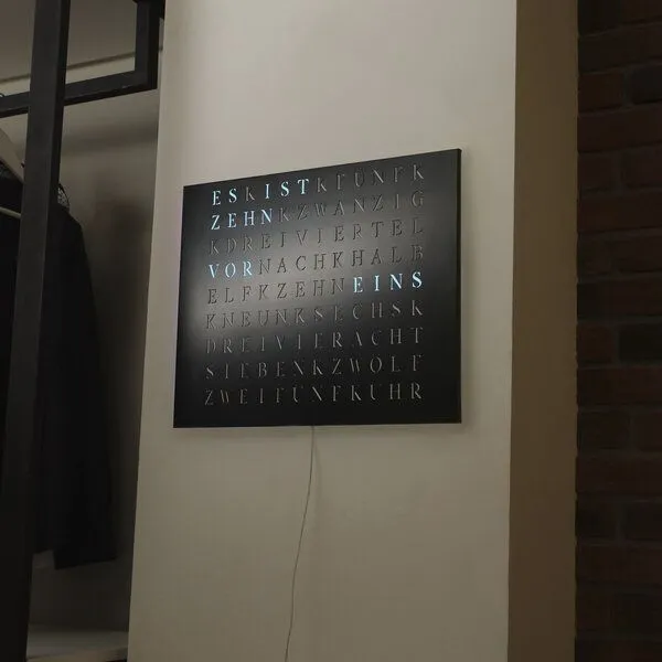 build-yours build-yours WordClock Jupiter Edelstahl gelasert in Schwarz – Produktbild 4 von 4