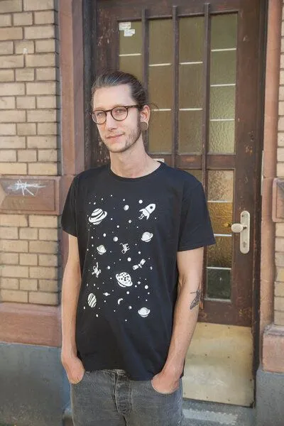 päfjes päfjes Lost in Space - Fair Wear Bio Männer T-Shirt - Black – Produktbild 2 von 3