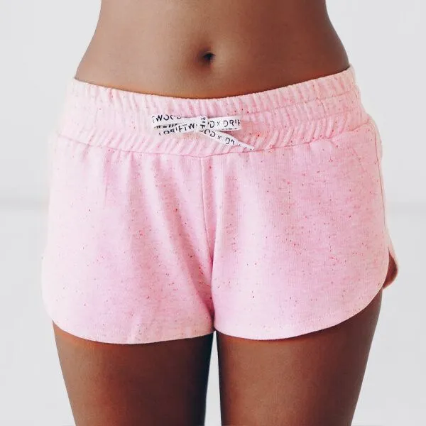 The Driftwood Tales The Driftwood Tales Kurze, sportliche Damenhose mit breitem Bund und DRIFTWOOD-Kordelzug, Rosa, – Produktbild 2 von 4
