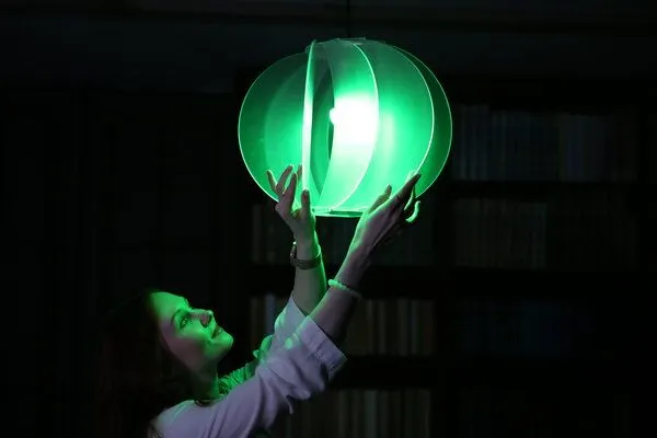 build-yours build-yours Acrylglas-Lampe - Hängelampe mit LED Beleuchtung und Fernbedieung – Produktbild 1 von 4