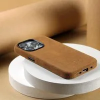 GOOD WILHELM GOOD WILHELM iPhone Pro Hülle JOSEPH aus italienischem Alcantara (vegan), Sand brown, – Produktbild 1 von 1