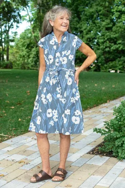 Global Mamas Global Mamas Bio Kleid - RETRO - Rings, Painted floral charcoal (grau), – Produktbild 2 von 4