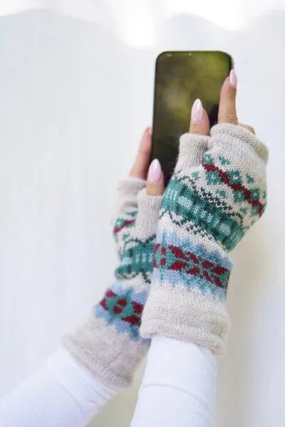 Haus of Namaste Haus of Namaste Handgefertigte Lammwollhandschuhe im Fair-Isle-Muster | 100 % Lammwolle in Haferflockenfarbe mit farbenfrohem geometrischem Muster | Ethisch produzierte, mulesingfreie, fingerlose Lammwollhandschuhe – Produktbild 4 von 4