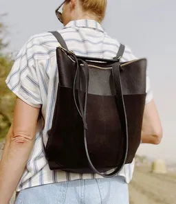 ELEKTROPULLI ELEKTROPULLI Quadratische Rucksacktasche QUINN aus Leder – Produktbild 1 von 1