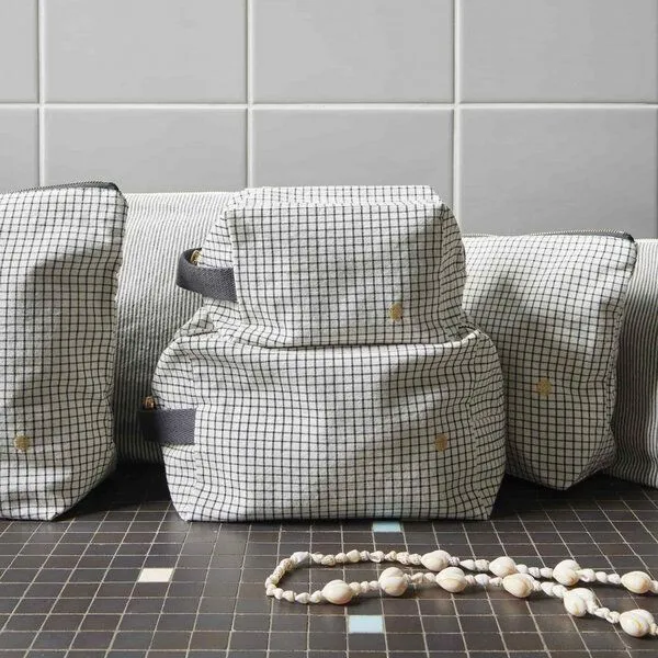 La Cerise sur le Gâteau La Cerise sur le Gâteau Cube Kulturtasche | Kosmetiktasche aus Bio-Baumwolle, Schwarz-weiß kariert, – Produktbild 1 von 4
