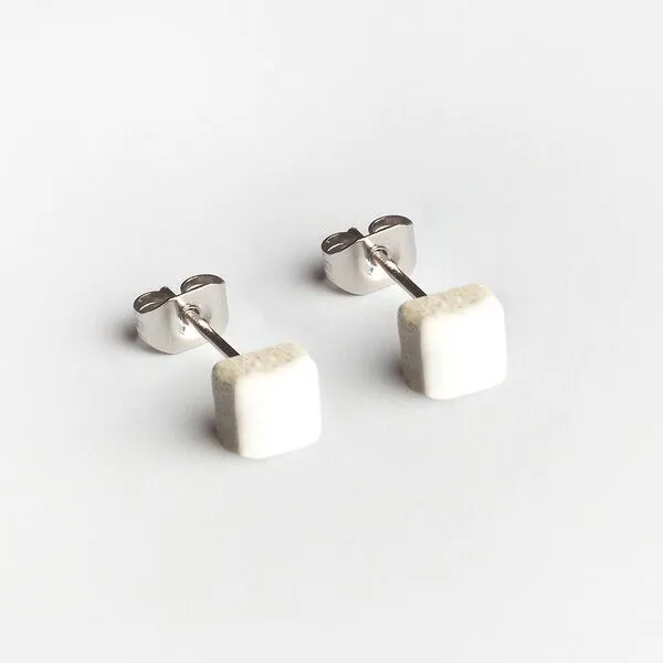 ALEXASCHA ALEXASCHA Minimalistische Keramik Ohrstecker, mini | PUREFORM, Weiss, – Produktbild 2 von 4