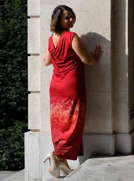 Peaces.bio - handbedruckte Biomode Peaces.bio - handbedruckte Biomode Wasserfallkleid "Das Gold der Erde" in Rot, Rot, – Produktbild 3 von 3
