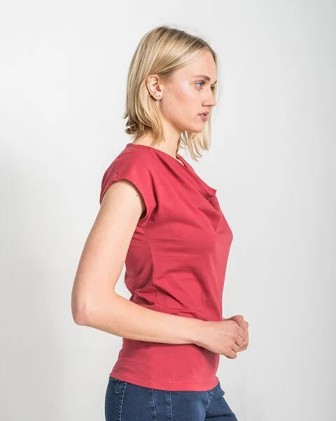 Alma & Lovis Alma & Lovis Shirt mit Wasserfall-Ausschnitt, aus Bio-Baumwolle | Short Cascade, Rot, – Produktbild 2 von 4
