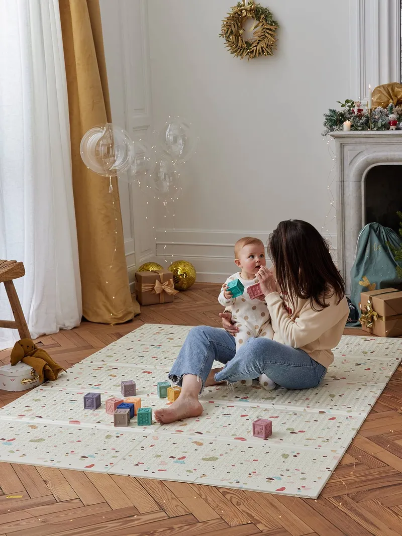 Vertbaudet Große faltbare Spielmatte mit Reliefprägung, Weiß terrazzo/kariert, – Produktbild 3 von 4