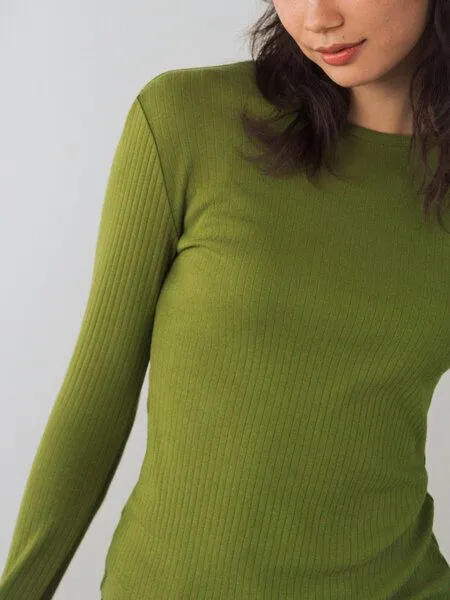 Honest Basics Honest Basics Damen Geripptes Langarmshirt aus Bio- und recycelter Baumwolle, Oliv, – Produktbild 4 von 4