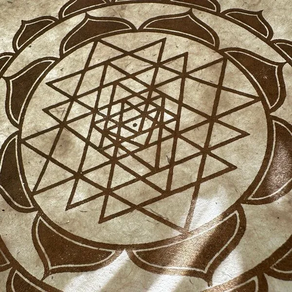 Veskor Cassiopeia Veskor Cassiopeia SRI YANTRA Lotus Linoldruck | 22 × 22 cm | Gold auf Naturweiß – Produktbild 4 von 4