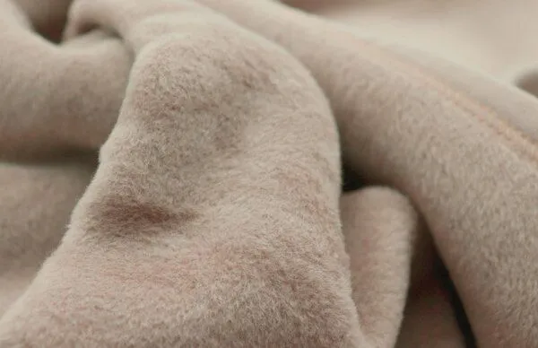 biederlack biederlack Wohn-und Kuscheldecke Unicolour, Haselnuss, – Produktbild 4 von 4