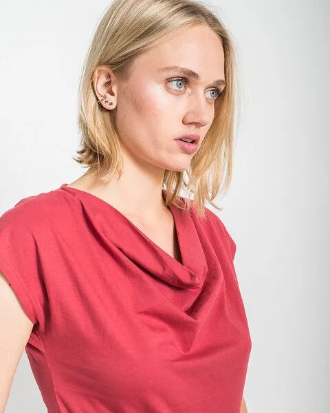 Alma & Lovis Alma & Lovis Shirt mit Wasserfall-Ausschnitt, aus Bio-Baumwolle | Short Cascade, Rot, – Produktbild 3 von 4