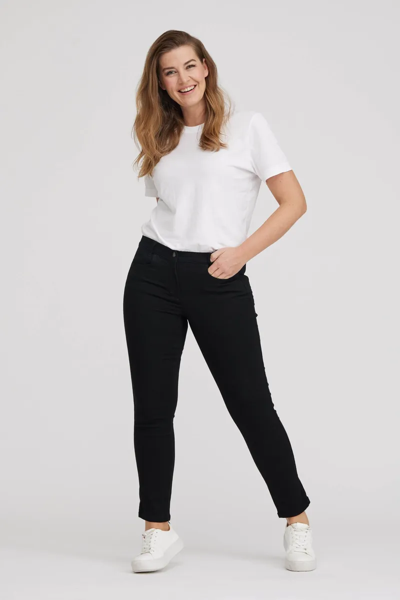 LAURIE LAURIE Damen vegan Hose Serene 5-Pocket Regular Short Length Schwarz, Schwarz, – Produktbild 2 von 2
