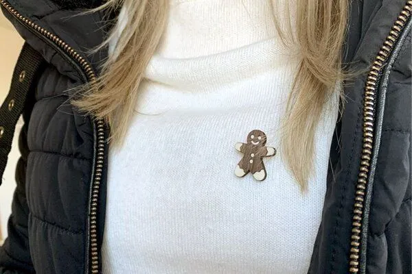 BeWooden BeWooden Gingerbread Brooch aus Holz – Produktbild 2 von 4