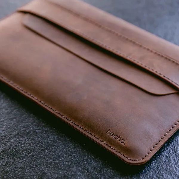 hecho. hecho. Leder Hülle für MacBook Pro 13", 14“, 15" & 16" | „Fernando“ | Handmade & Fair (Lederhülle, Ledertasche, Tasche) – Produktbild 5 von 8
