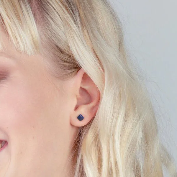 ALEXASCHA ALEXASCHA Winzige Ohrstecker aus recyceltem Glas 4mm, Nachtblau, – Produktbild 4 von 4